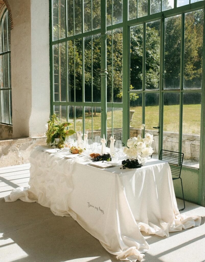 Décoration de table pour un mariage avec comme inspiration la nostalgie avec un twist moderne. 