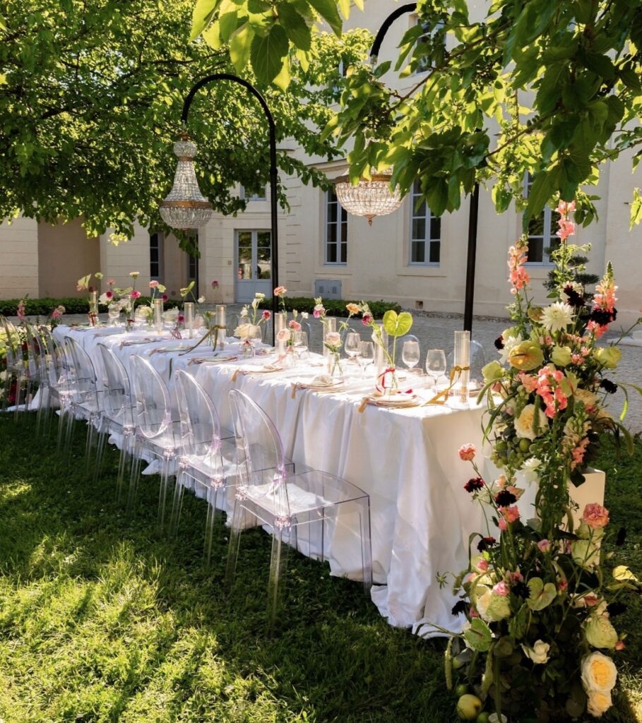 Décoration élégante et moderne à l'occasion d'une garden party pour un mariage. 