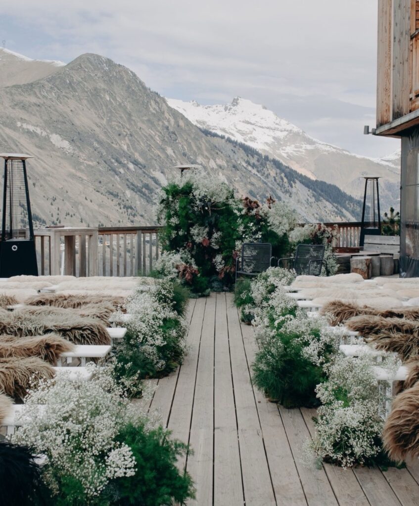 Décoration inspirée de la beauté de la forêt et des montagnes enneigés pour un mariage. 